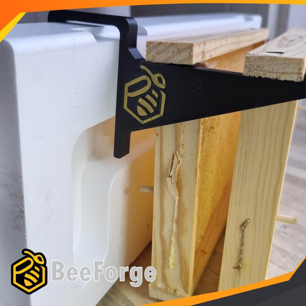 Ramhållare för bikupa 2-pack som används för stabilt hängande av ramar vid kupgenomgång.